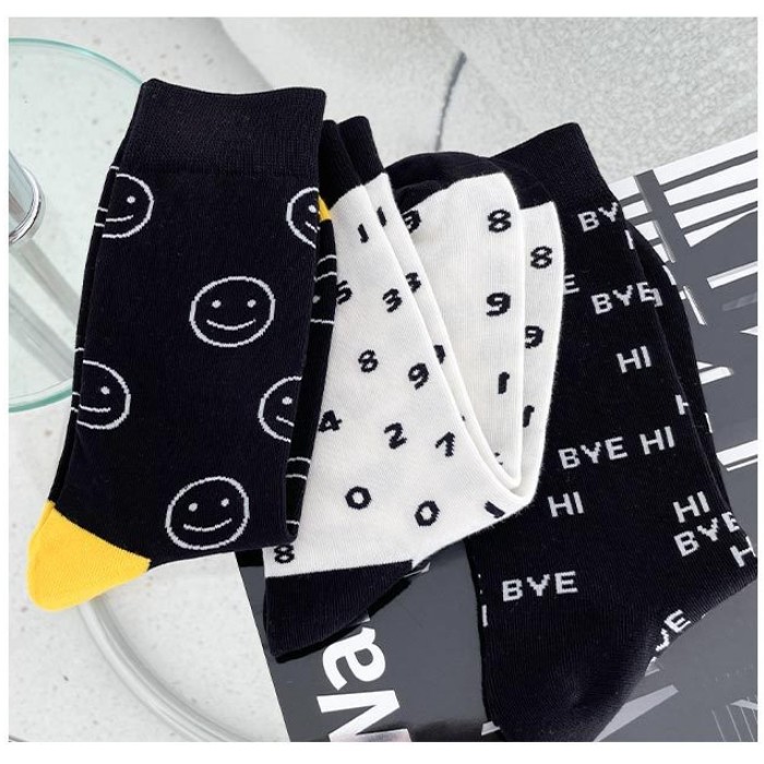 【3入組】黑白色中性笑臉數字英文字母 日系棉襪子  ♥  棉質中高筒襪(3色) X RUNWAY FASHION ICON
